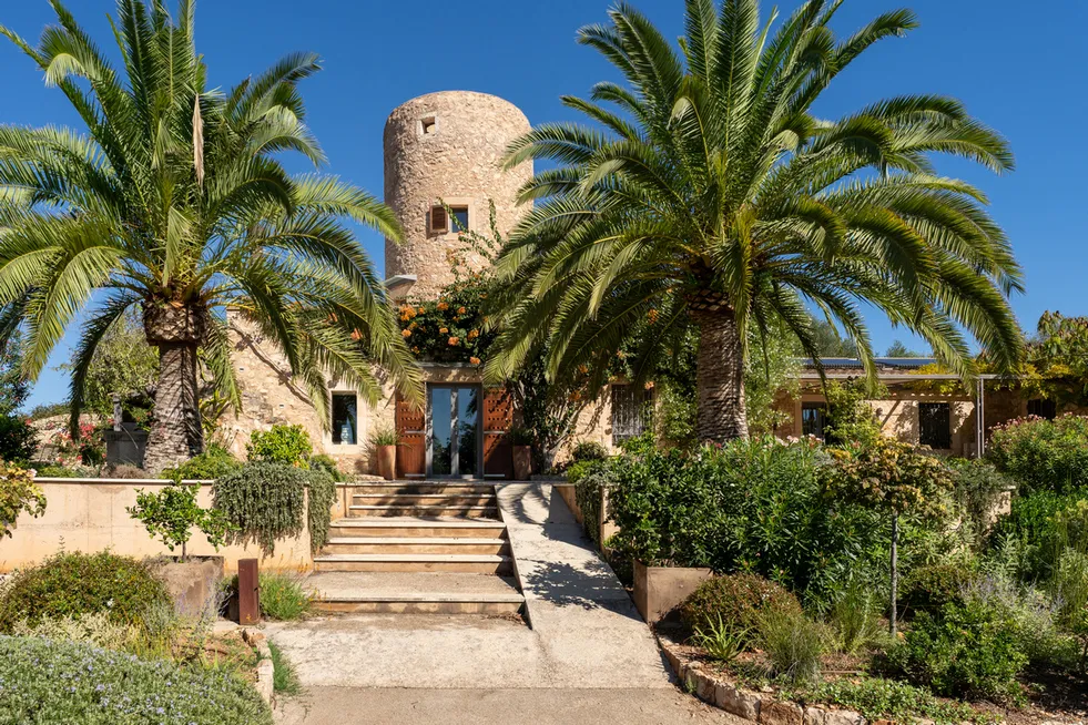 Modern wonen met historische molentoren en uitzicht op zee-1