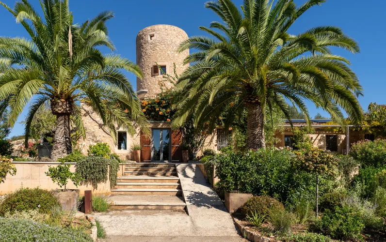 Современный дом с исторической мельничной башней и видом на море