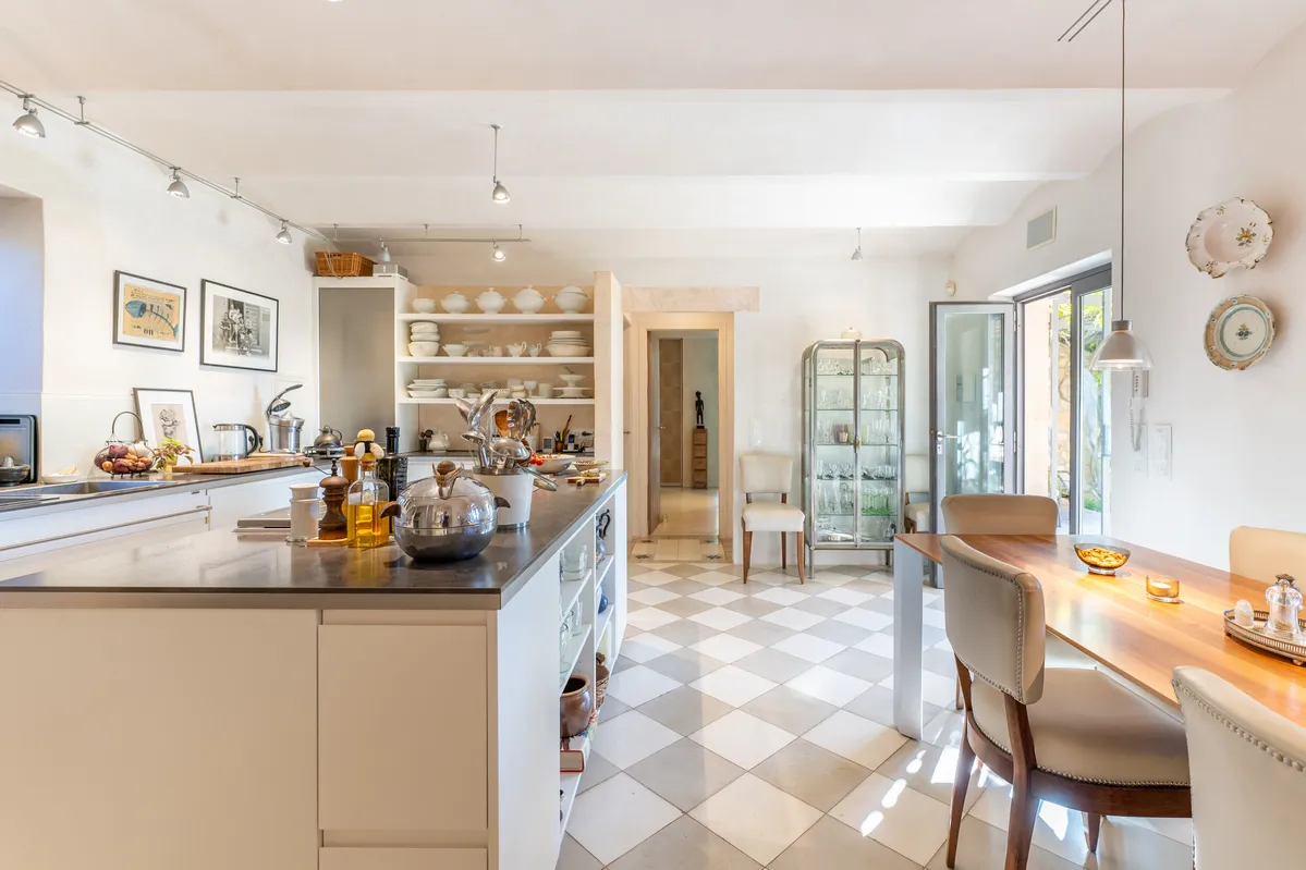 Modern wonen met historische molentoren en uitzicht op zee-7