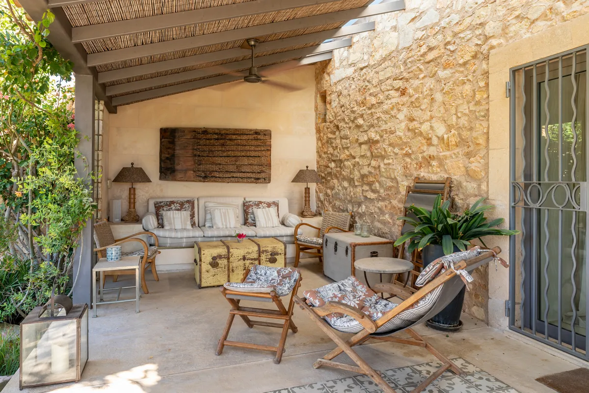 Modern wonen met historische molentoren en uitzicht op zee-8