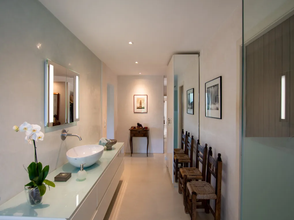 Modern wonen met historische molentoren en uitzicht op zee-14