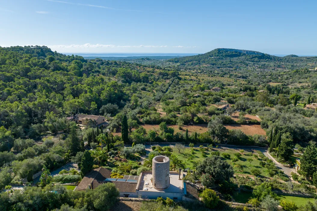 Modern wonen met historische molentoren en uitzicht op zee-4