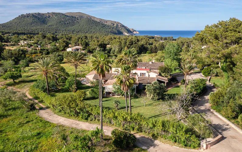 Unik finca-ensemble med boutique-karaktär och havsutsikt nära Cala Agulla