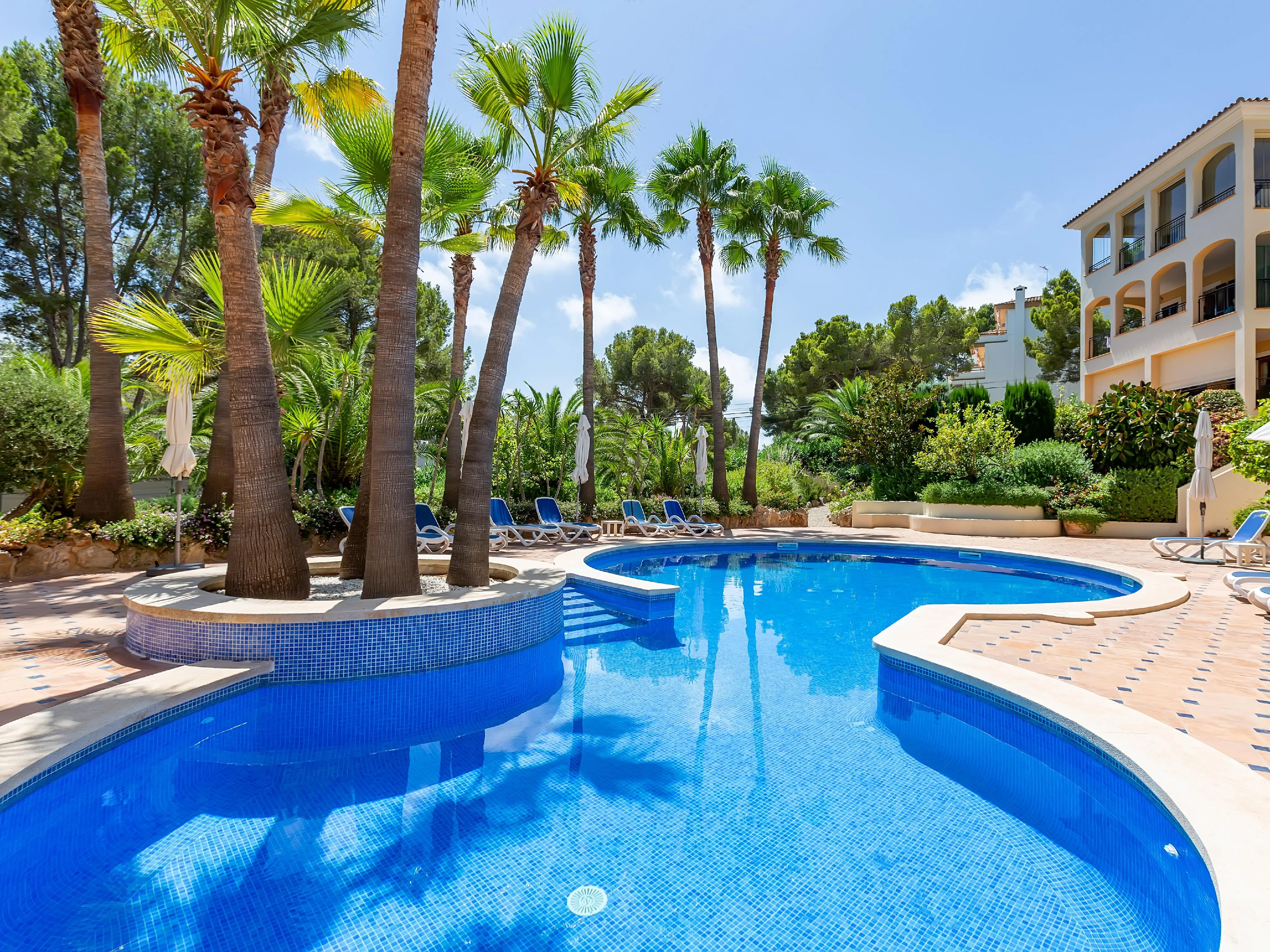 Apartamento con jardín cerca de la playa y el paseo marítimo-1