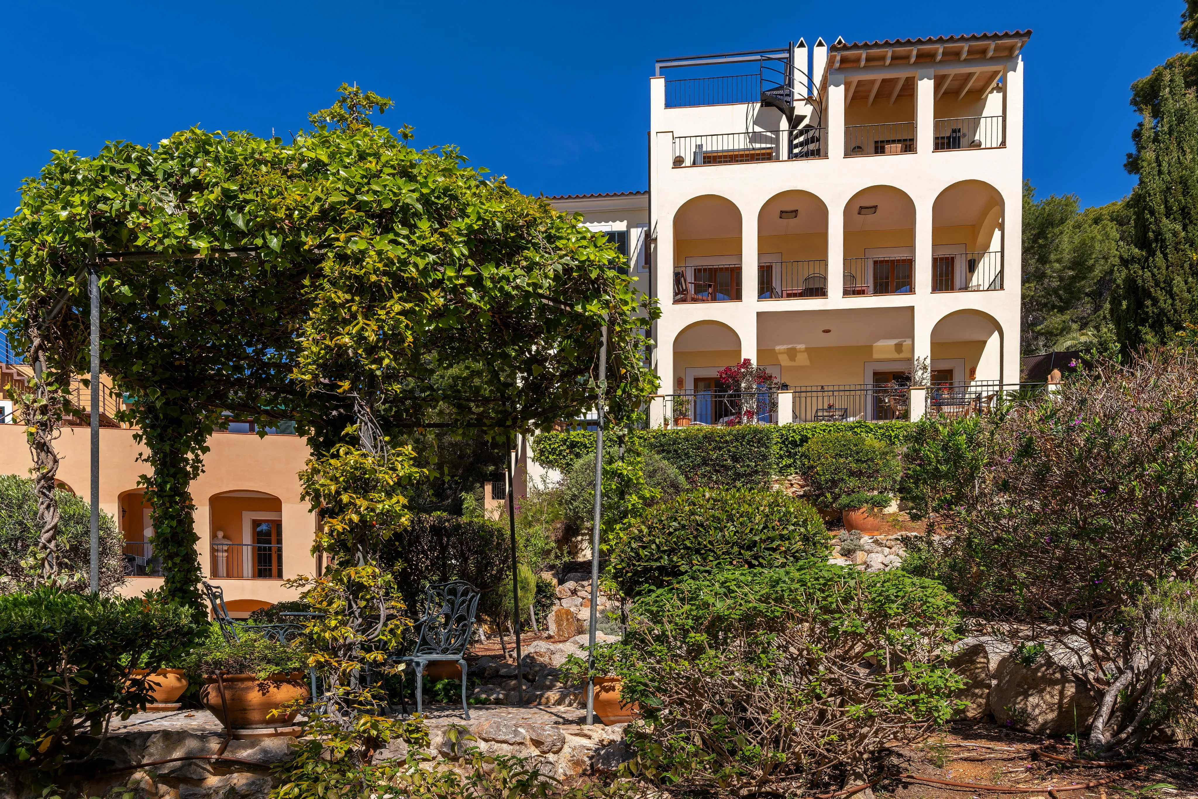 Apartamento con jardín cerca de la playa y el paseo marítimo-16