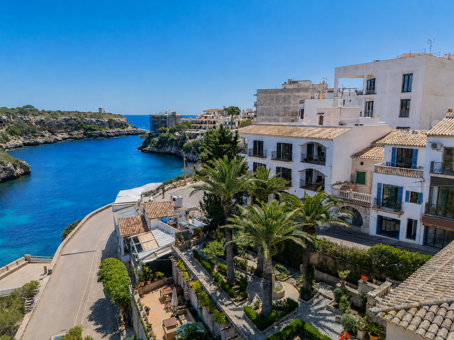 Càsa de pescador d'estil mediterrani amb piscina i vistes a Cala Figuera