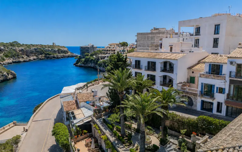 Mediterranean-style fisherman's cottage with a pool and views of Cala Figuera