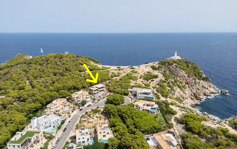 Vila en construcció amb vista al mar