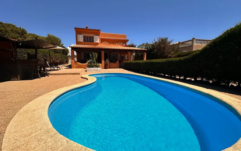 Willa w drugiej linii brzegowej w Cala Pi