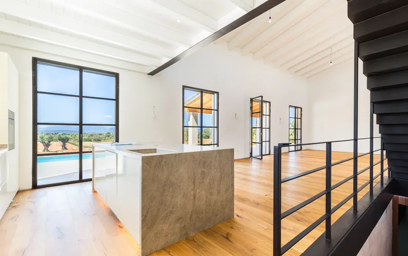 Obra nova: Moderna casa de camp de nova construcció