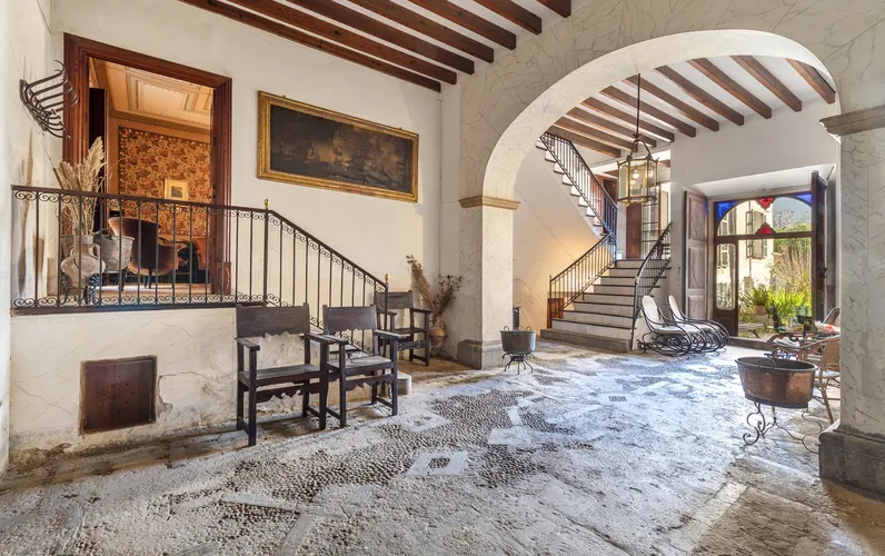 Charming town house, to be renovated, from the 19th century