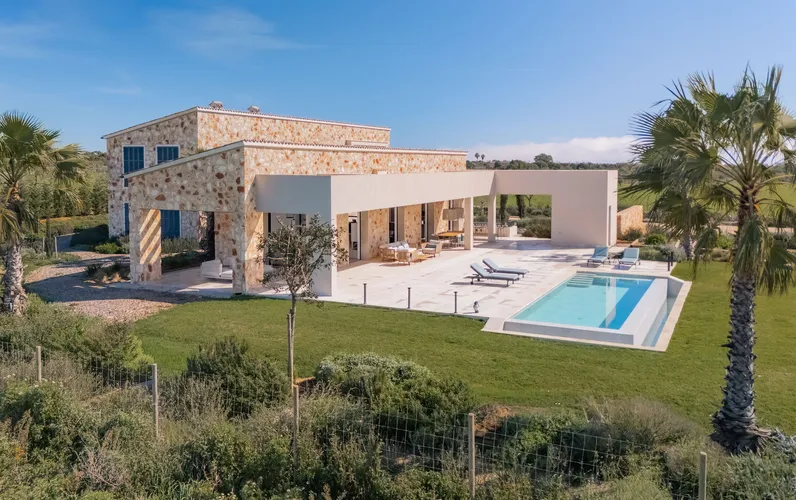 Exclusive new build finca in idyllic location near Cala Llombards