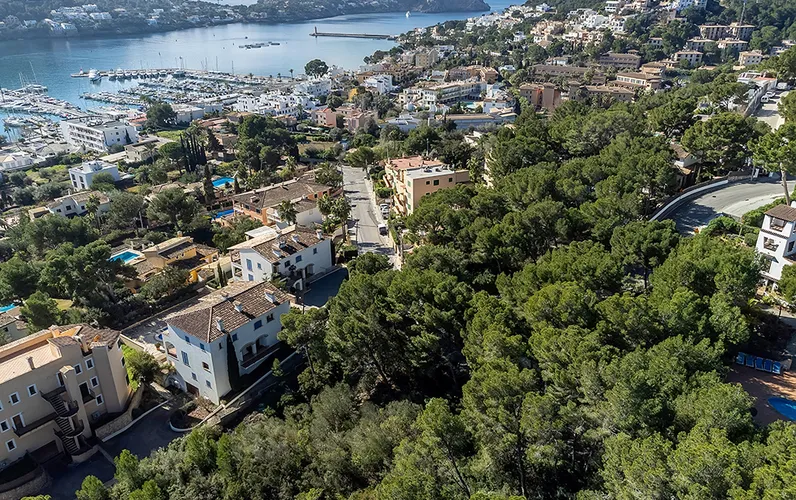 Solar per a construir a poca distància del port