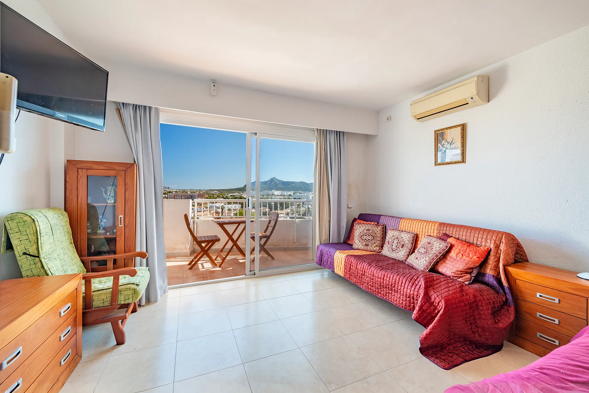 Estudi lluminós en planta superior amb àmplies vistes a les muntanyes a Alcúdia-1