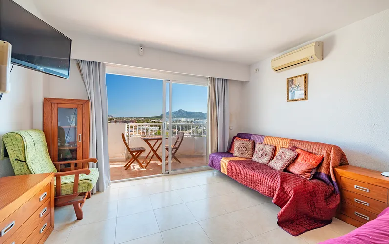 Estudi lluminós en planta superior amb àmplies vistes a les muntanyes a Alcúdia