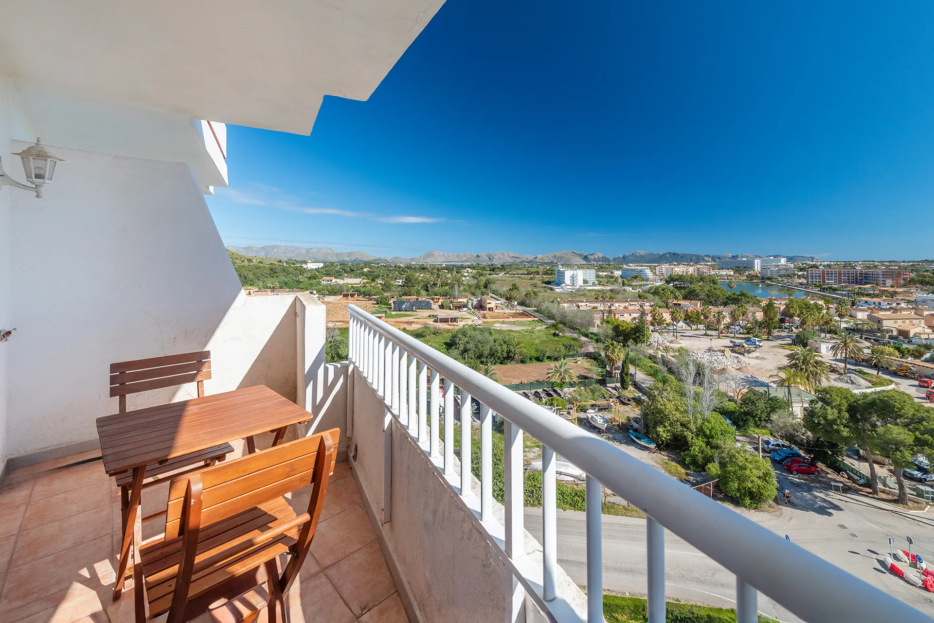 Estudi lluminós en planta superior amb àmplies vistes a les muntanyes a Alcúdia-6