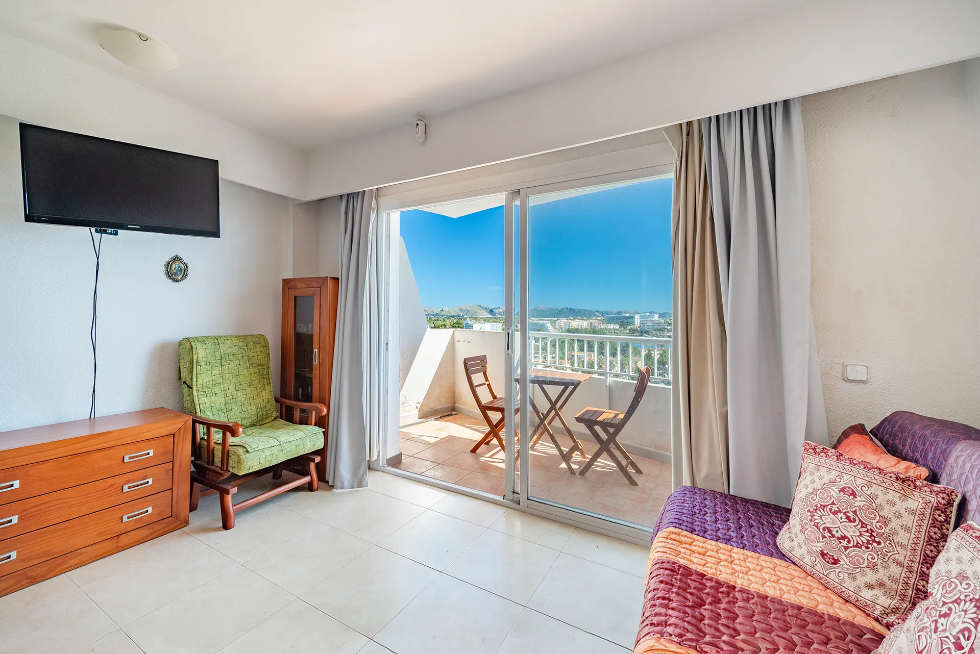 Estudi lluminós en planta superior amb àmplies vistes a les muntanyes a Alcúdia-7