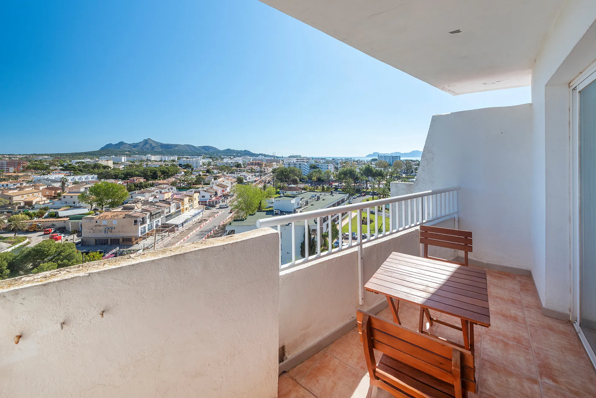 Estudi lluminós en planta superior amb àmplies vistes a les muntanyes a Alcúdia-4