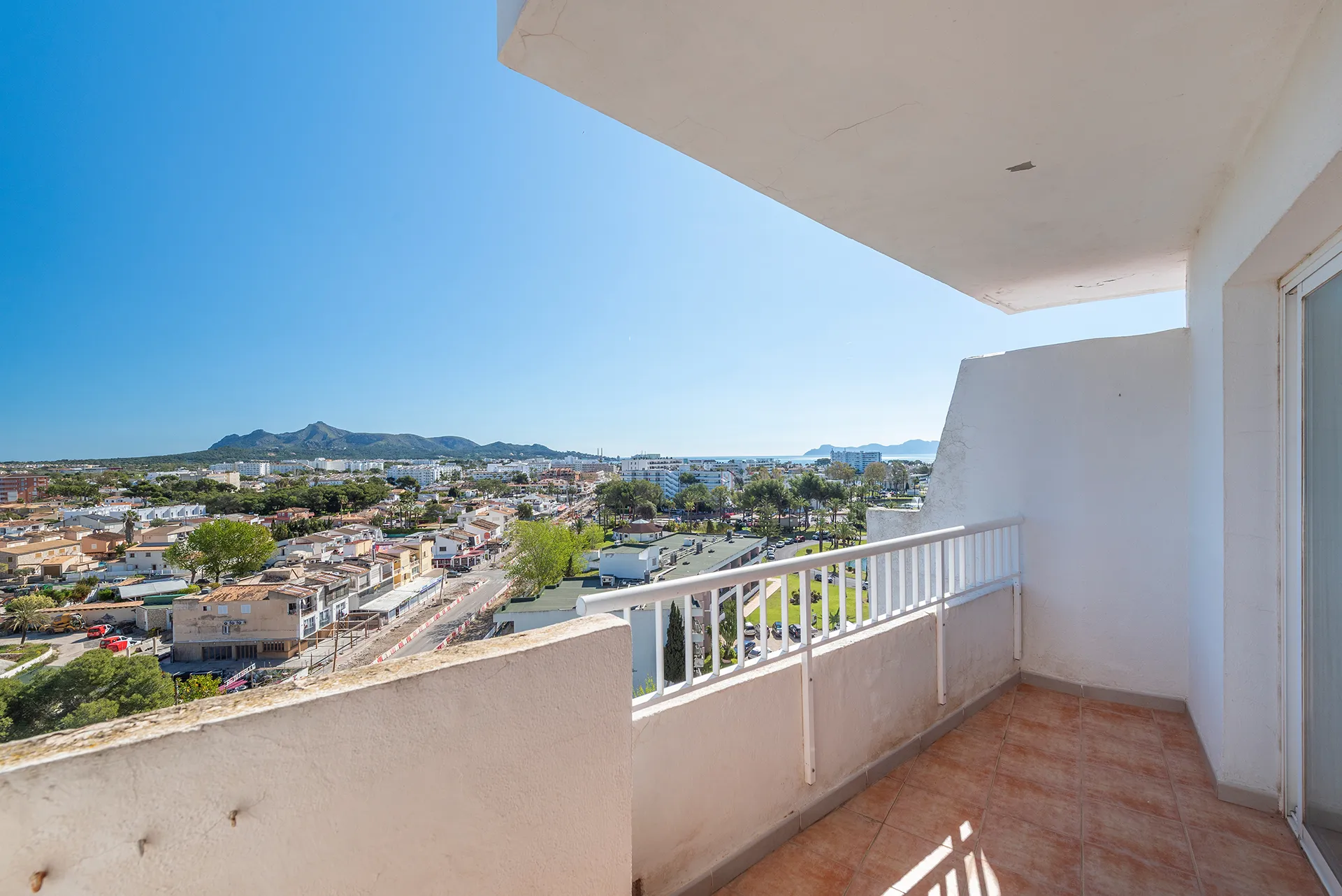 Estudi lluminós en planta superior amb àmplies vistes a les muntanyes a Alcúdia-12