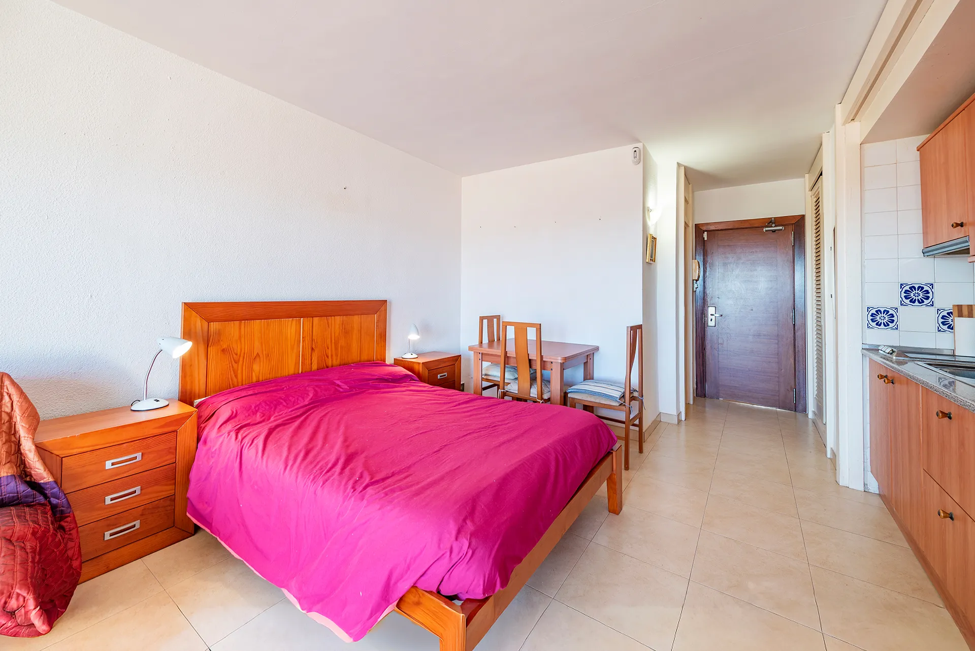 Estudi lluminós en planta superior amb àmplies vistes a les muntanyes a Alcúdia-3