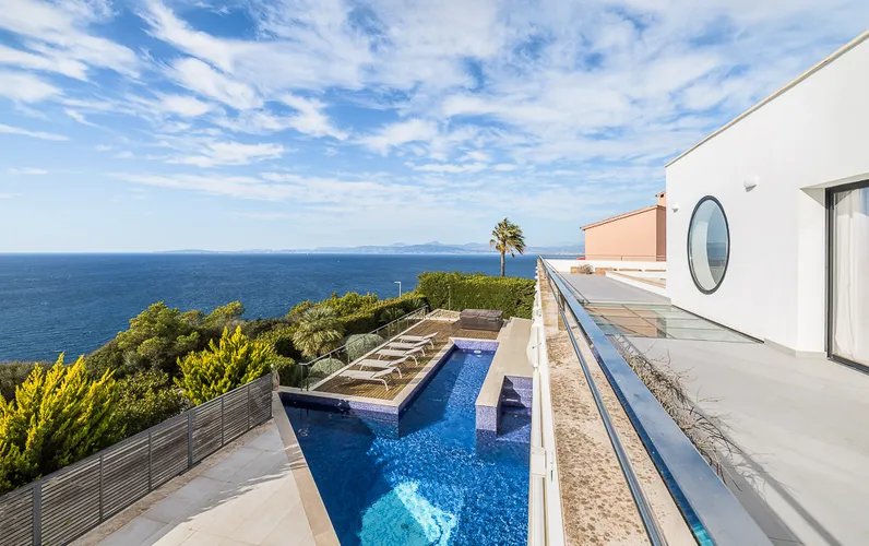 Chalet moderno con vistas de ensueño al mar