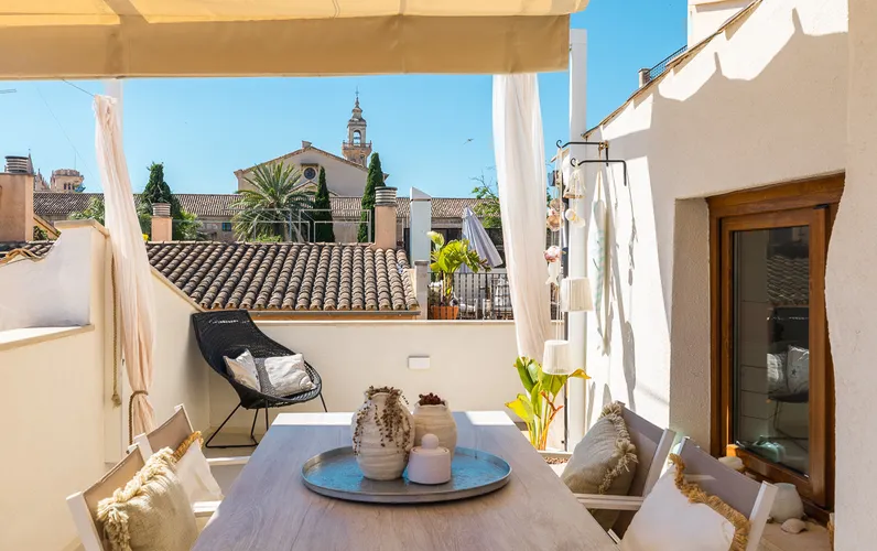 Ático dúplex con vistas al mar en pintoresca callejuela del casco antiguo en Calatrava
