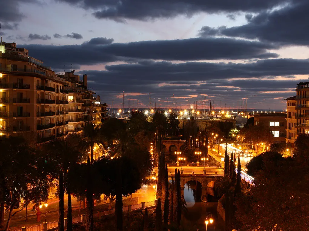 Licht appartement met terras, uitzicht op de haven en potentieel-12