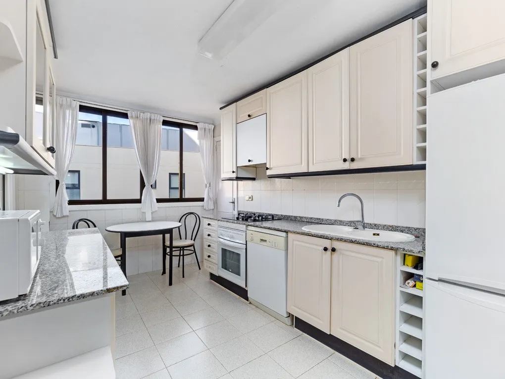 Licht appartement met terras, uitzicht op de haven en potentieel-6