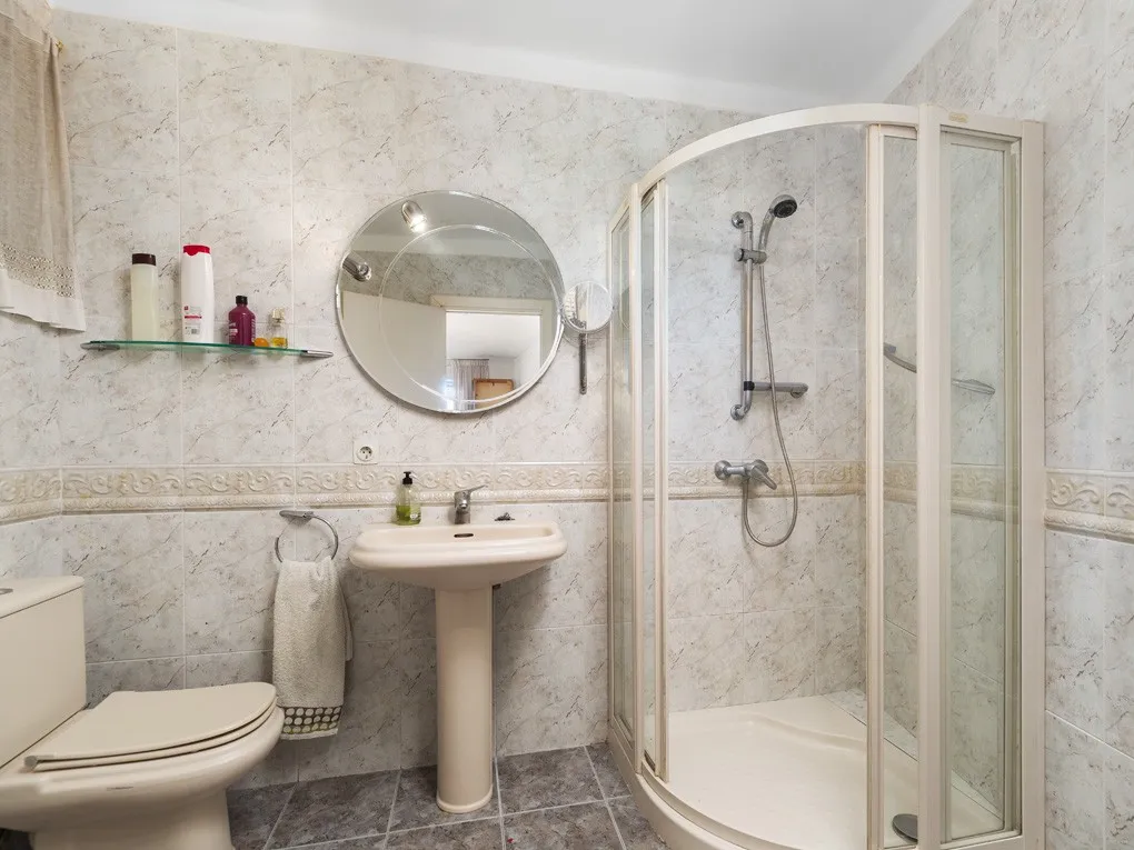 Licht appartement met terras, uitzicht op de haven en potentieel-10