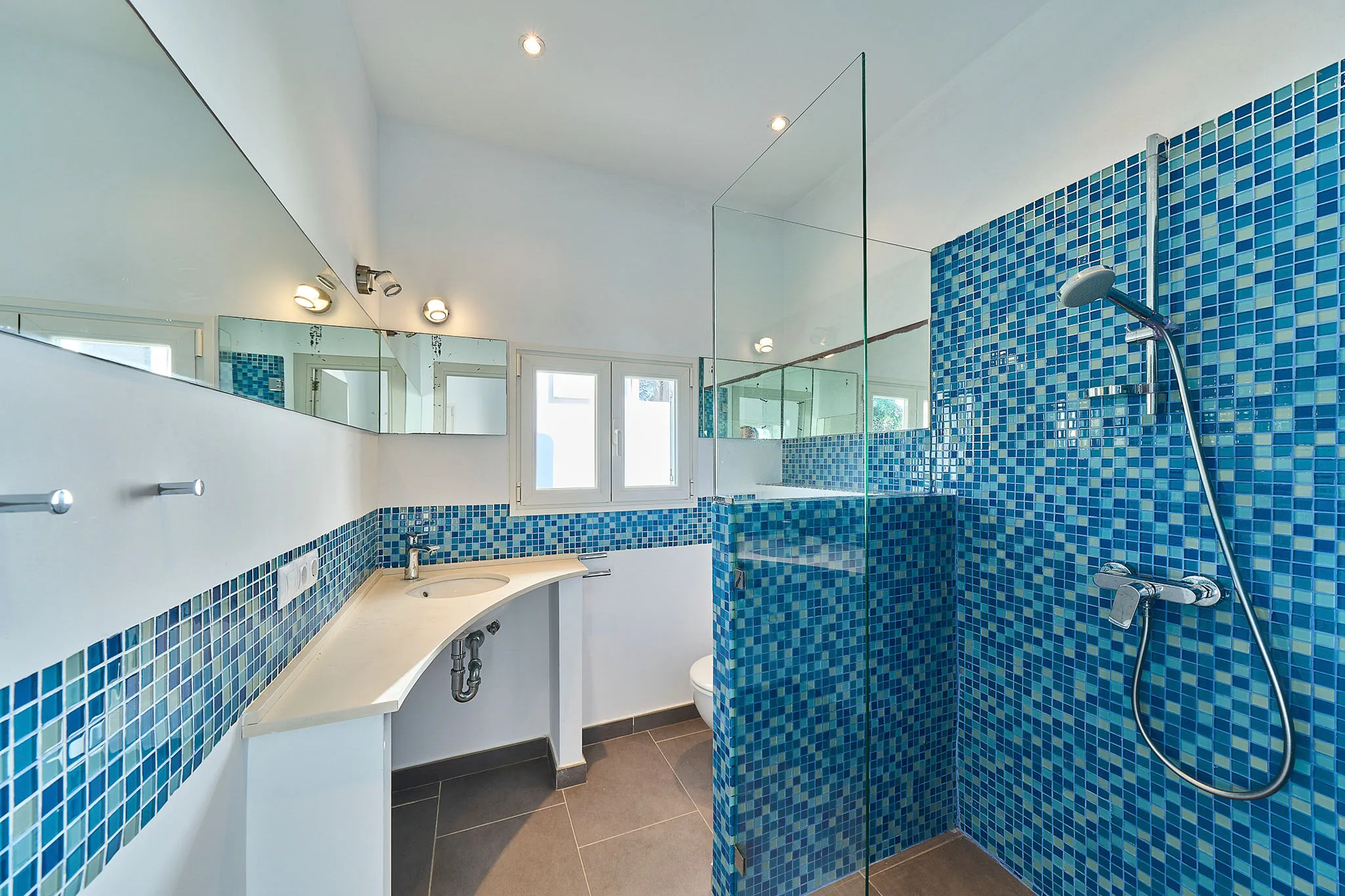 Exclusiva villa en ubicación codiciada con acceso al mar-9