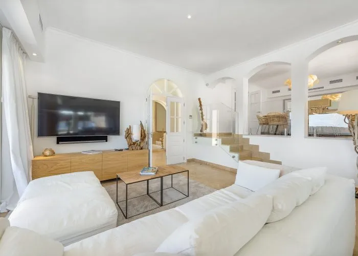 Vacker villa med panoramautsikt-14