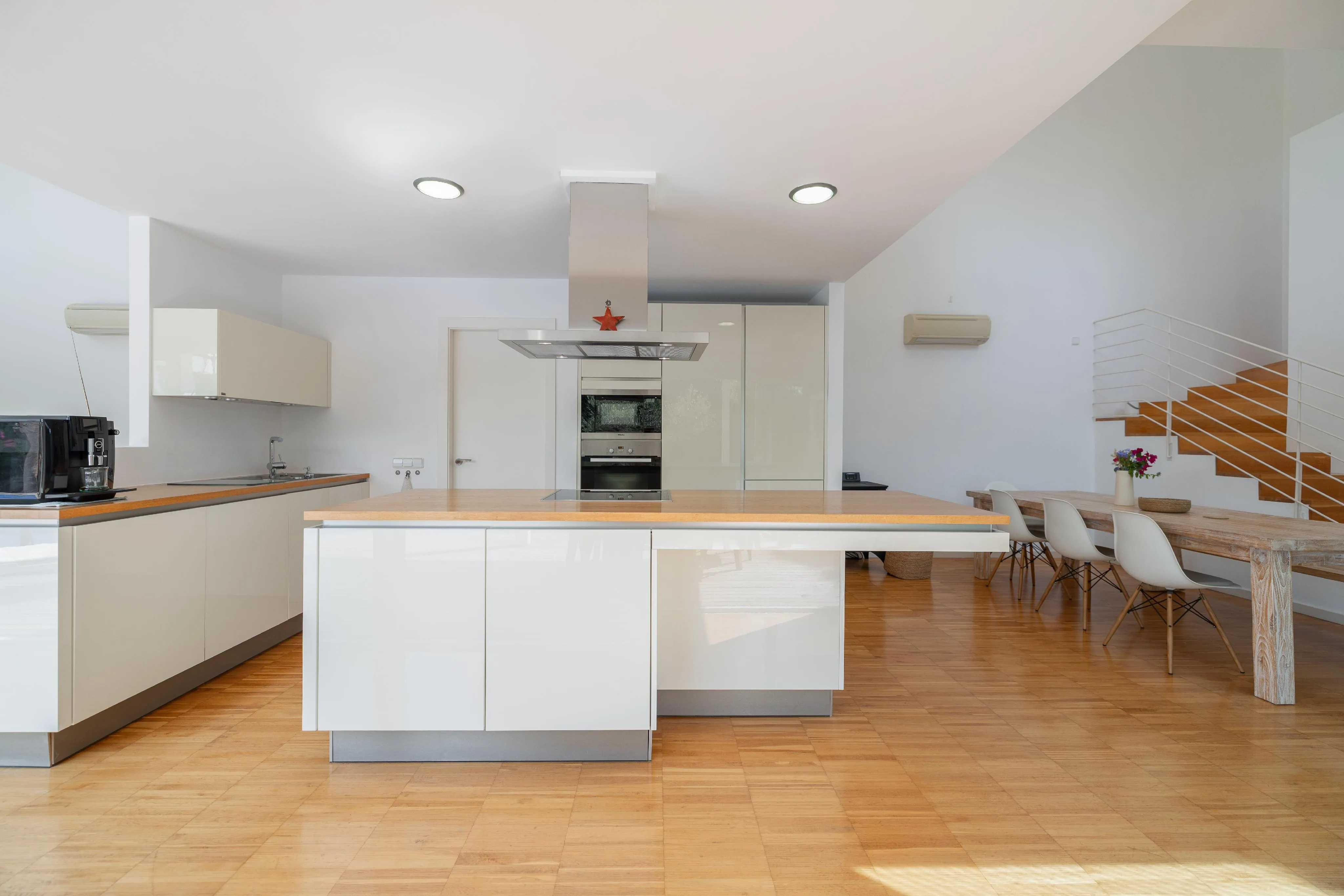 Modern stuga med modern design och dubbel tomt-7