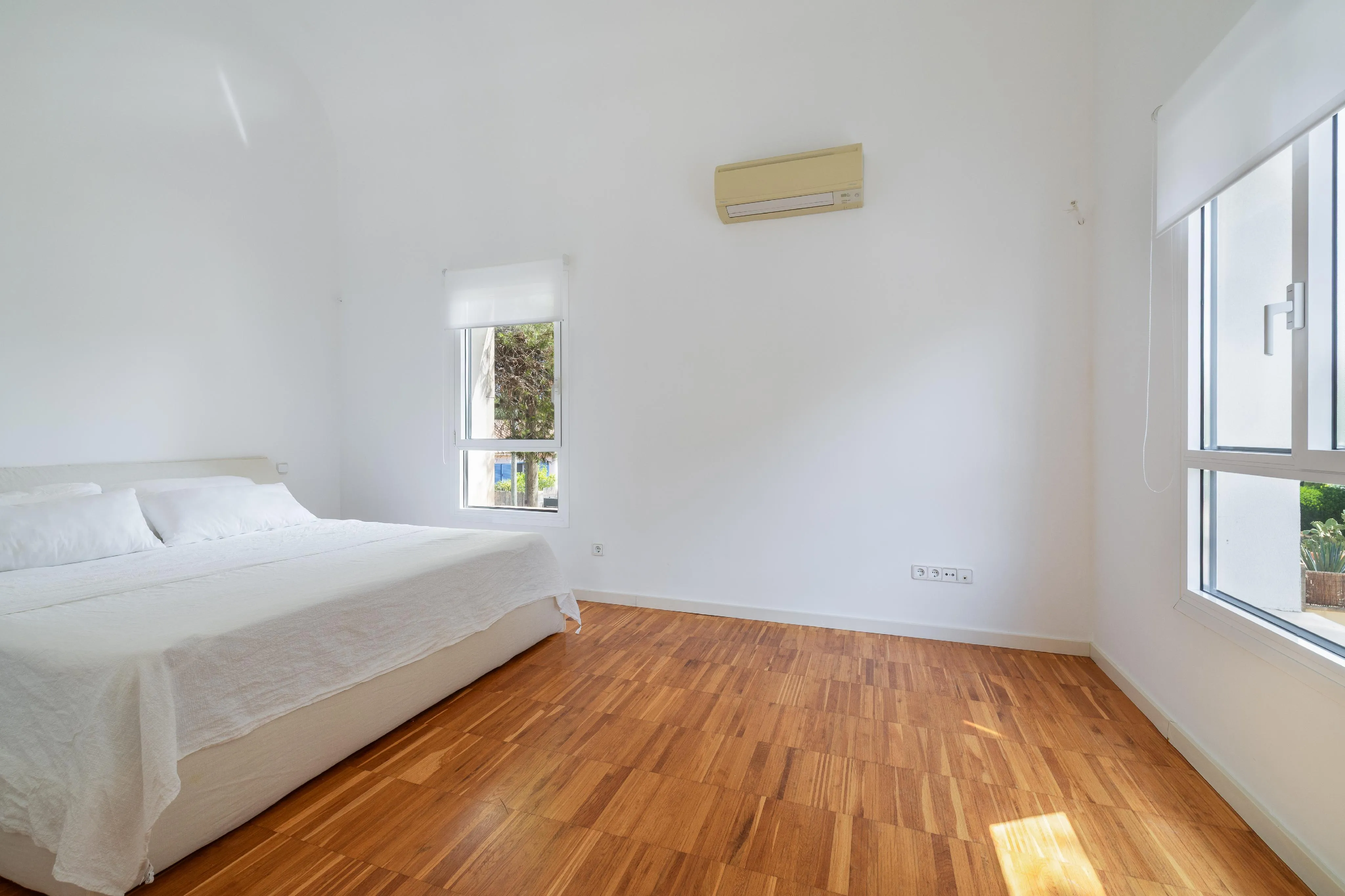 Modern stuga med modern design och dubbel tomt-12