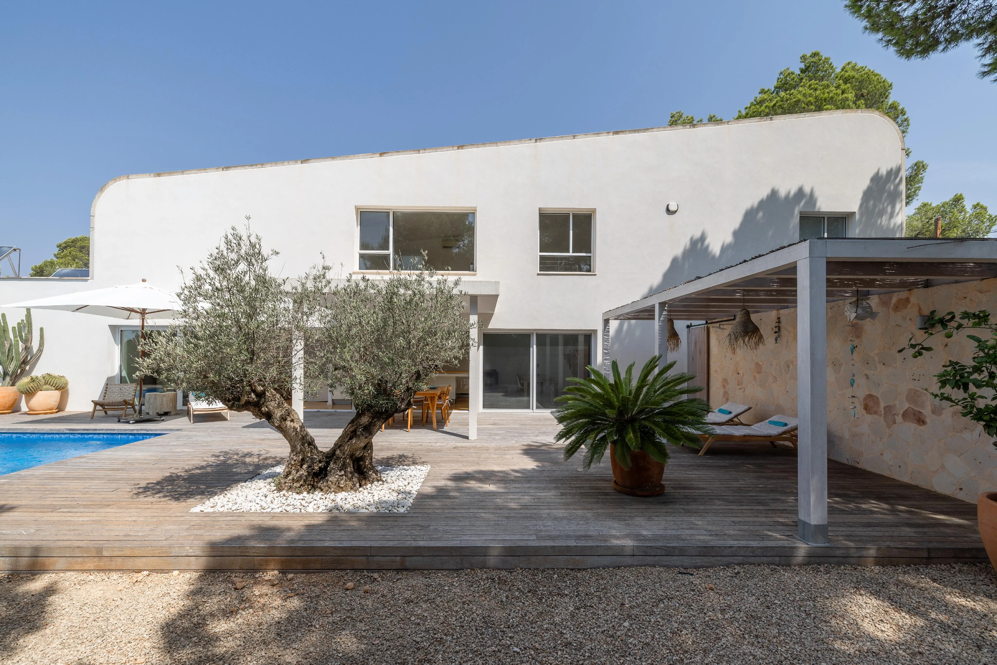 Modern stuga med modern design och dubbel tomt-15