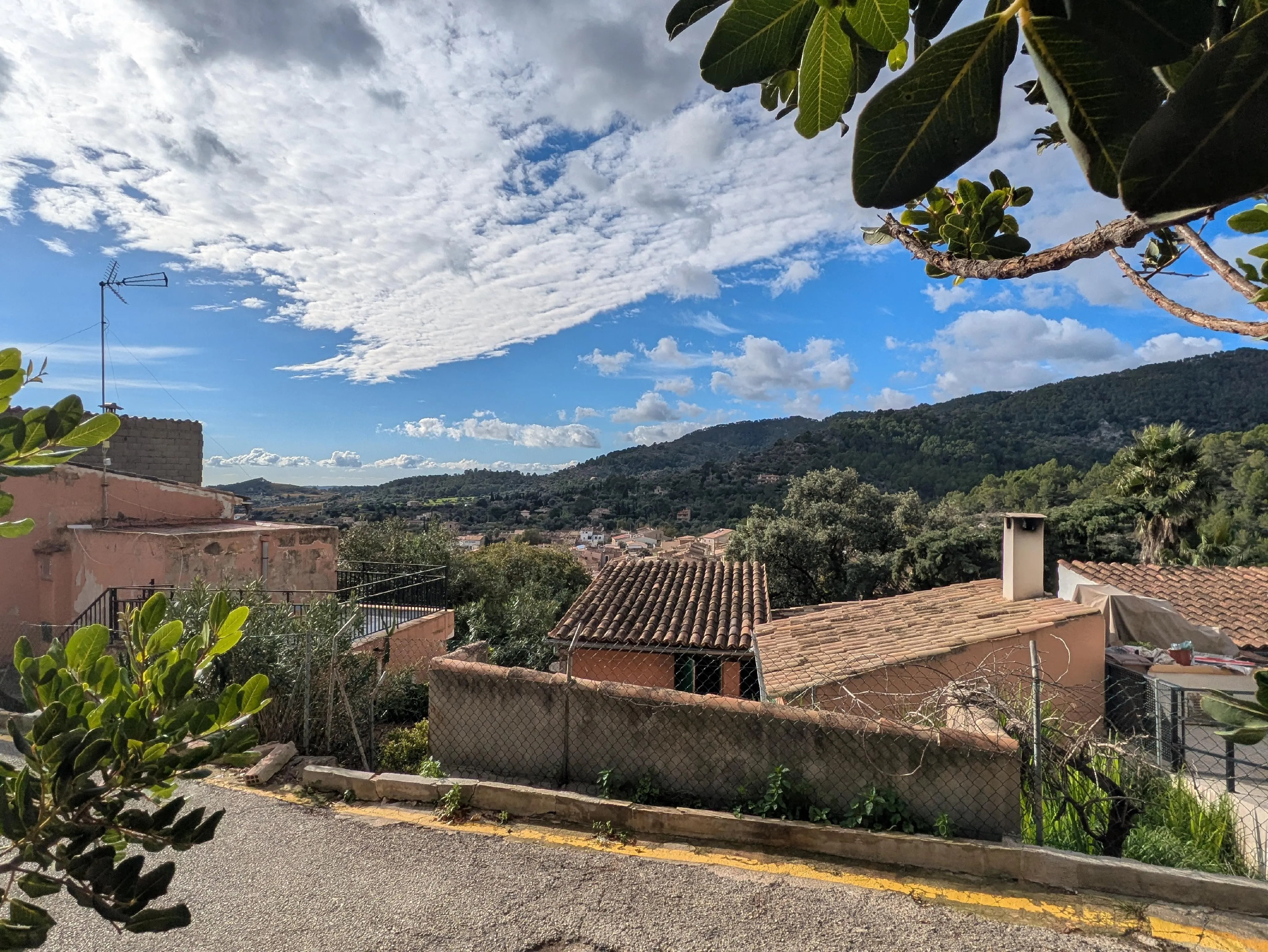 Участок под застройку с прекрасными видами в престижном районе Аларо-1