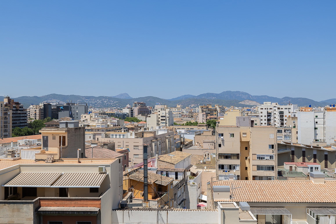 Bright modern apartment with sunny terrace and views of the mountains and the sea-20