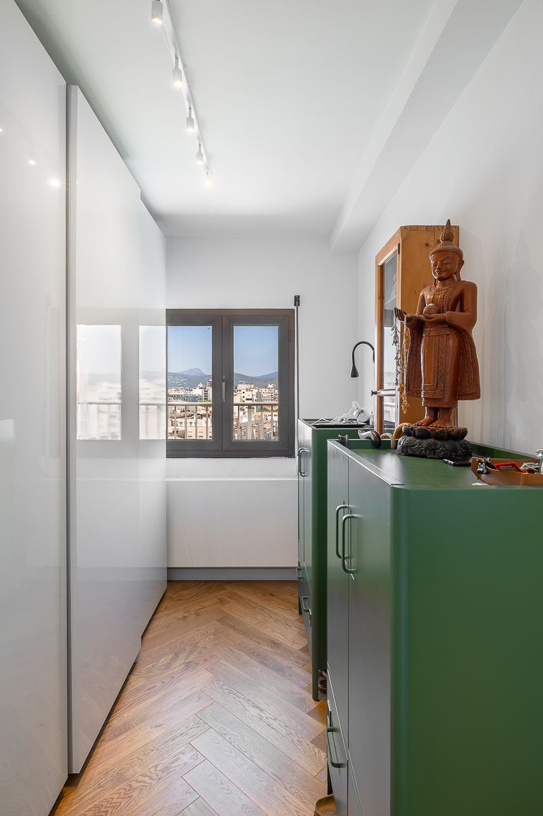 Bright modern apartment with sunny terrace and views of the mountains and the sea-19