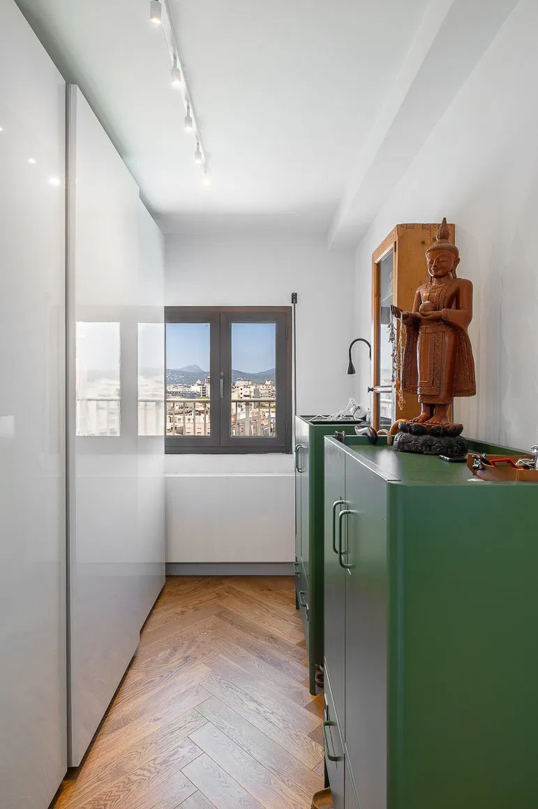 Bright modern apartment with sunny terrace and views of the mountains and the sea-19