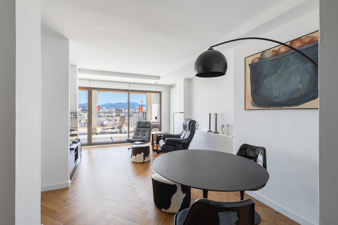 Bright modern apartment with sunny terrace and views of the mountains and the sea-6