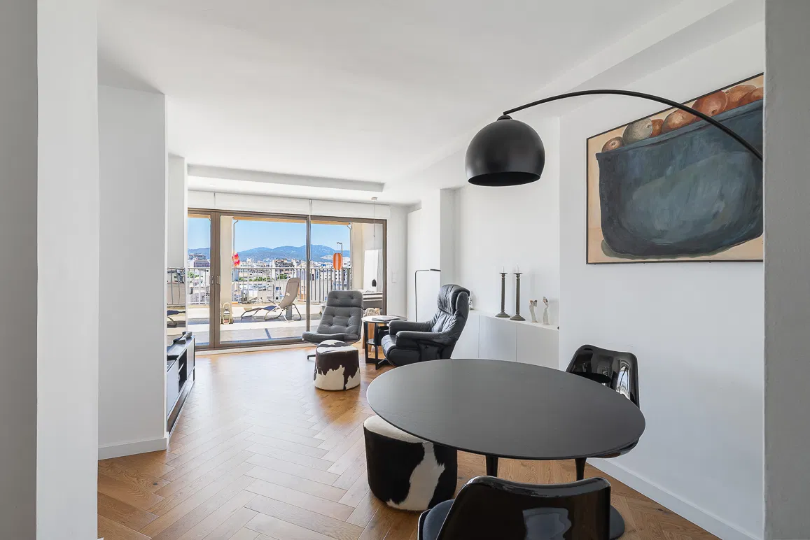 Bright modern apartment with sunny terrace and views of the mountains and the sea-6