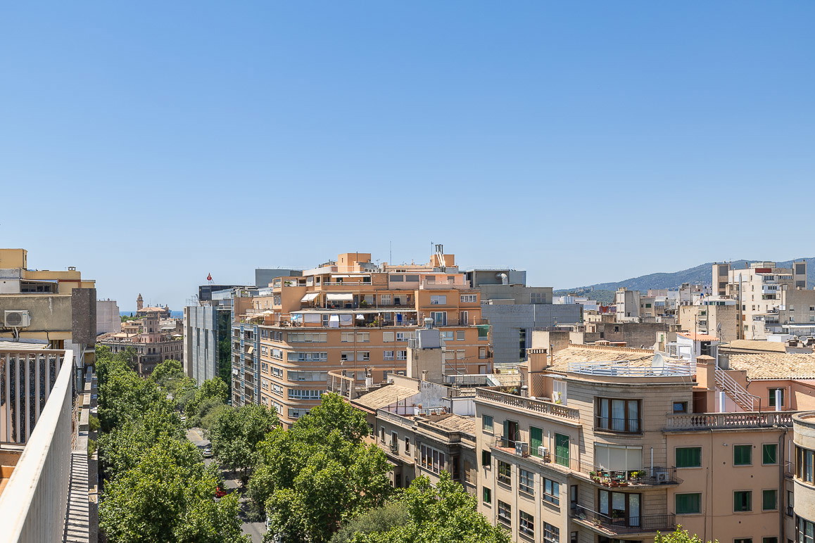 Bright modern apartment with sunny terrace and views of the mountains and the sea-7