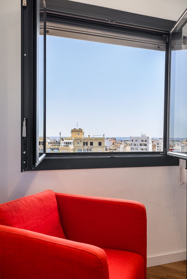 Bright modern apartment with sunny terrace and views of the mountains and the sea-13