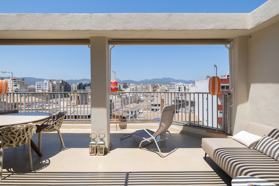 Bright modern apartment with sunny terrace and views of the mountains and the sea-8