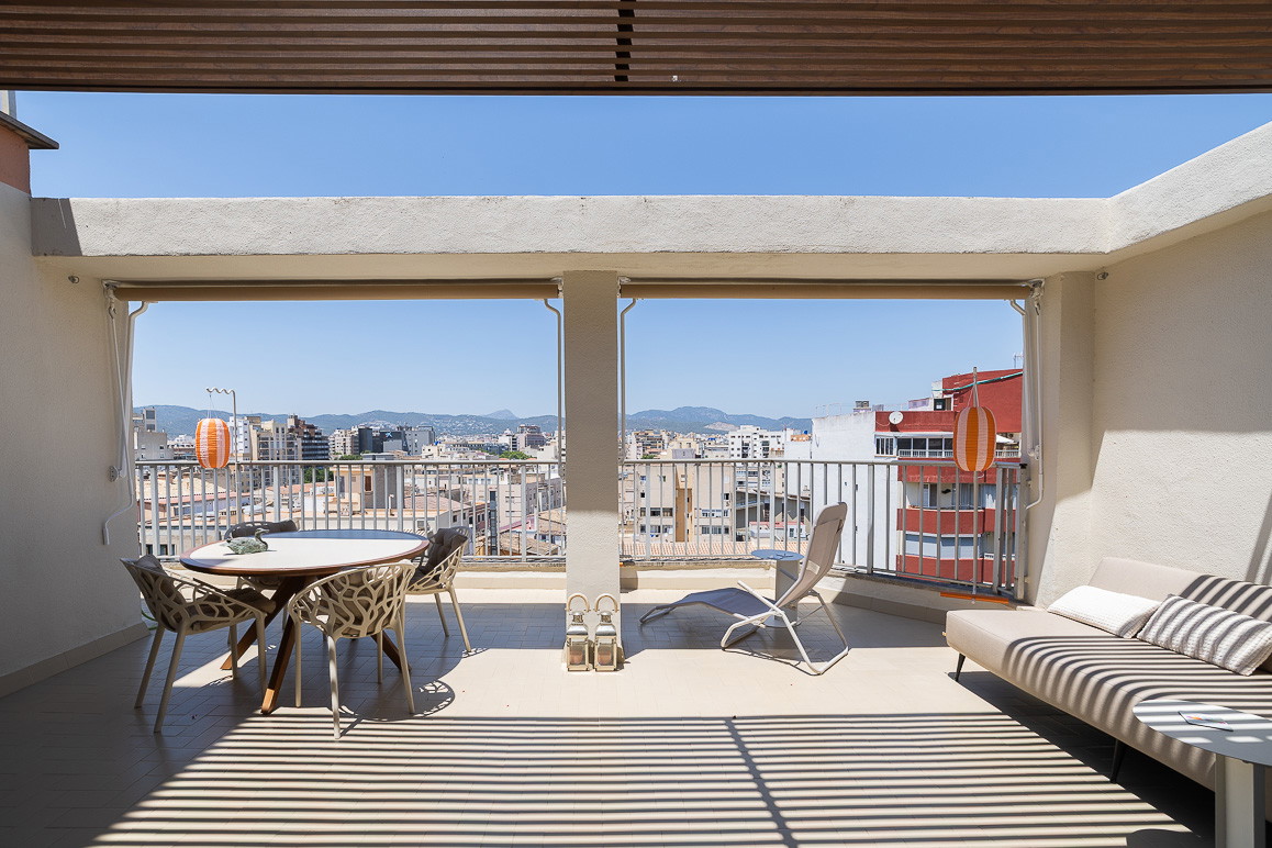 Bright modern apartment with sunny terrace and views of the mountains and the sea-3