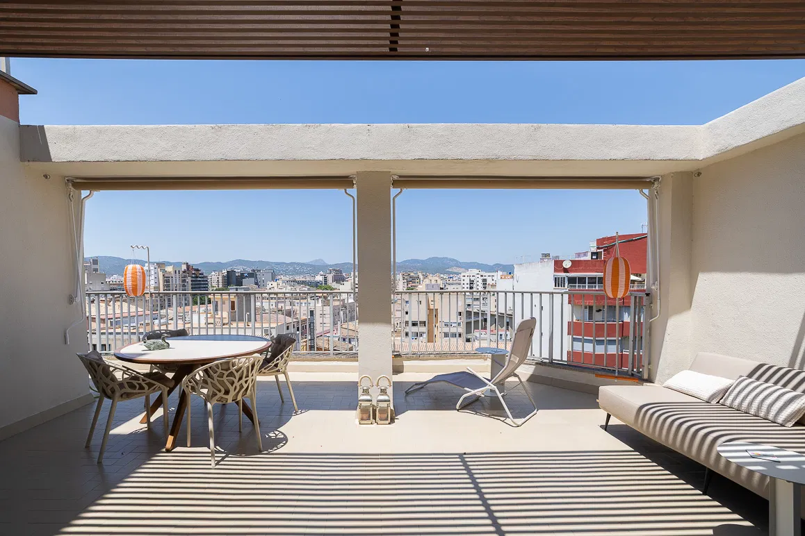 Bright modern apartment with sunny terrace and views of the mountains and the sea-3