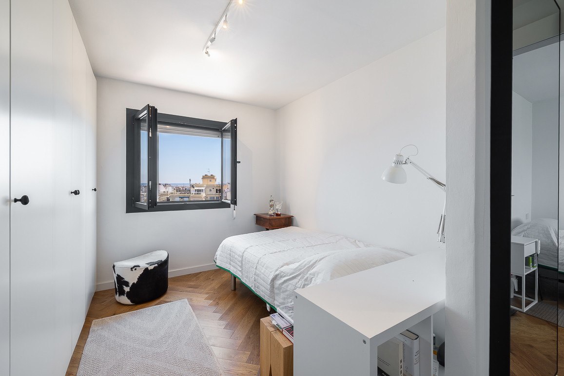 Bright modern apartment with sunny terrace and views of the mountains and the sea-14
