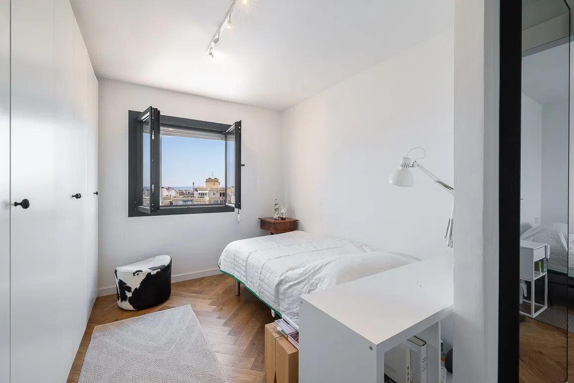 Bright modern apartment with sunny terrace and views of the mountains and the sea-14
