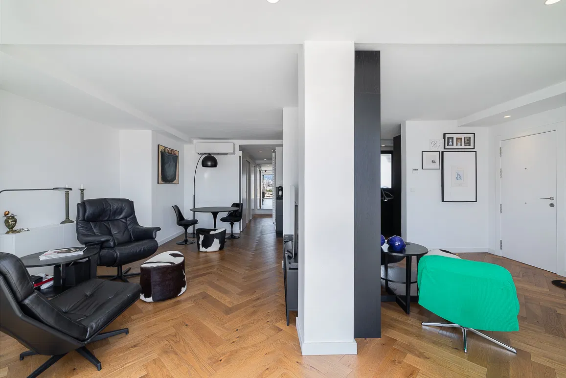 Bright modern apartment with sunny terrace and views of the mountains and the sea-4