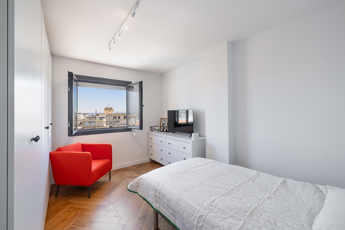 Bright modern apartment with sunny terrace and views of the mountains and the sea-12