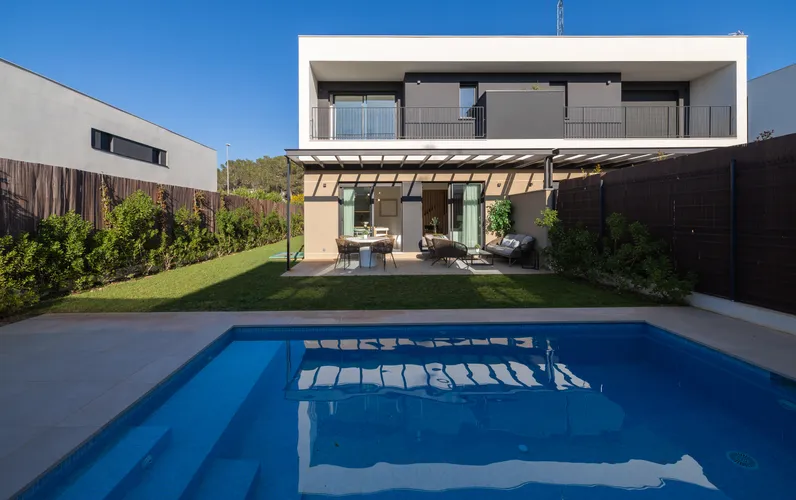 Nowy dom w zabudowie bliźniaczej w Puig de Ros